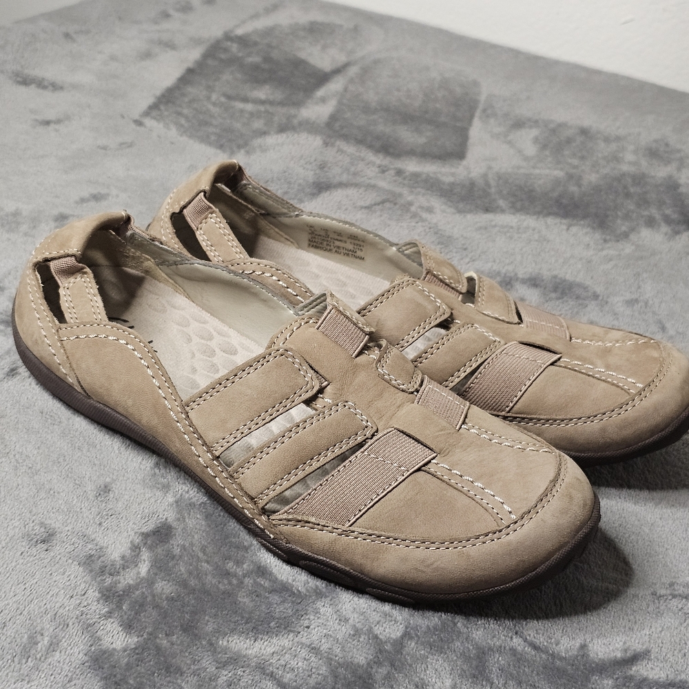 Clarks Casual‎ Tan Slip-On Shoes Size 9